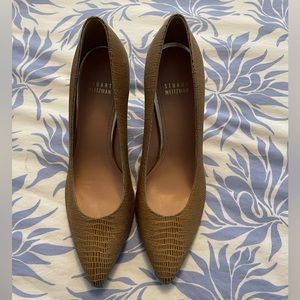Never worn Stuart Weitzman textured leather pumps!